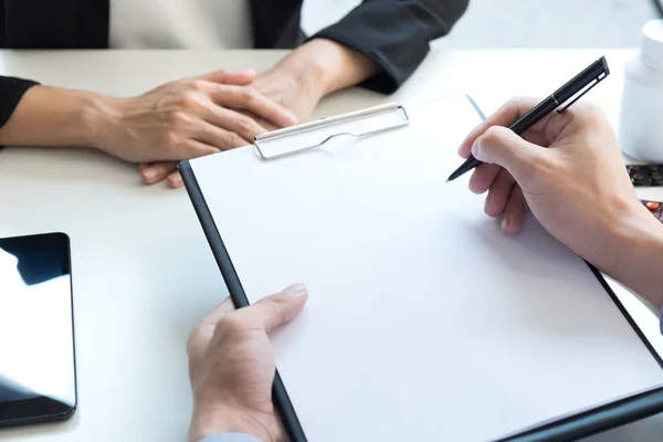 Salud y concepto médico, médico y paciente se discuten en — Foto de Stock