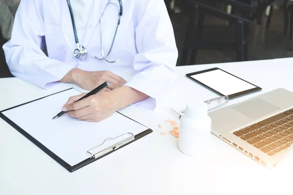 Cuidado de la salud y el concepto médico, médico de la mano de la mujer celebrar pluma fil — Foto de Stock