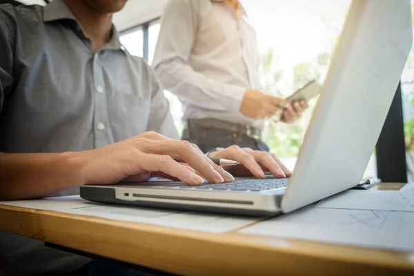 Proceso de trabajo en equipo, dos reuniones de colegas de negocios para discutir t —  Fotos de Stock