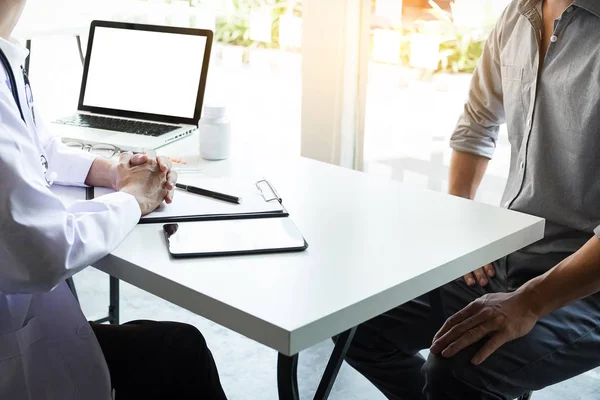 Healthcare and Medical concept, patient listening intently to a — Stock Photo, Image