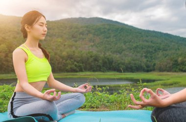 Genç yoga uygulayıcıları niteliğine, sağlıklı yoga yaparken grubunda 