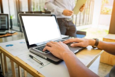 Bilgisayar labtop, iki iş meslektaşım kullanarak eller Close-Up 