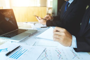 Ekip çalışması süreci, iki genç iş arkadaşları yöneticileri ekip çalışma yeni başlangıç projesi belge grafik, dijital tablet ve dizüstü bilgisayar - ofiste Toplantı .