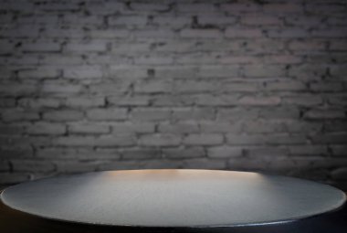 Seçilen odak siyah ahşap masa ve duvar doku boş ya da siyah tuğla duvar eski görüntü arka plan görüntüsü. Fotomontaj veya ürün ekran.