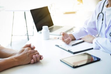 Sağlık ve tıp kavramı, hasta bir kadın doktor hasta belirtiler açıklayan veya onlar evrak tartışmak birlikte bir Danışma süreci gibi bir soru soran dikkatle dinlerken.