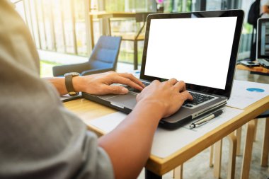 Bilgisayar dizüstü kullanarak ve yeni değerleme proje iş strateji planı veri belgesi ile ofiste ayarla Yöneticiler eller iş.