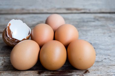 taze yumurta ve yumurta kabuğu ahşap arka plan üzerinde
