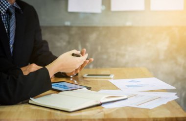 iş kadınları ve sekreter sunum rapor, iki meslektaşım icra konferans Grafik raporu yeni plan geliştirme consultating iş şirket pazarlama presentating.