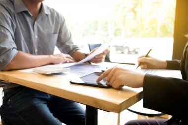 Ekip çalışması süreci, dijital tablet ve hesap makinesi kullanarak yeni proje iş strateji planı tartışmaya toplantı iki iş meslektaşım. Toplantıya, beyin fırtınası, danışmanlık.