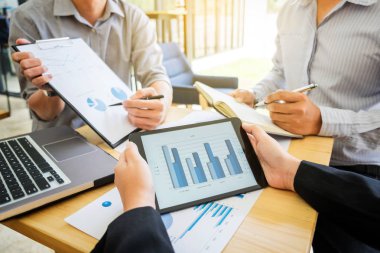 Ekip çalışması süreç, sunma ve grafik tablet ve işyeri ofis Pano üzerinde gösterilen iş takım meslektaşım. beyin fırtınası, Toplantı, tartışıyor.