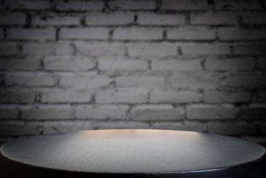 Seçilen odak siyah ahşap masa ve duvar doku boş ya da siyah tuğla duvar eski görüntü arka plan görüntüsü. Fotomontaj veya ürün ekran.