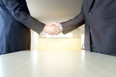 İş ortaklığı toplantı kavramı. Görüntüleri tokalaşırken tebrik ederken çalışma evinde iş adamları. başarı iyi anlaşma sonra işadamları el sıkışma.