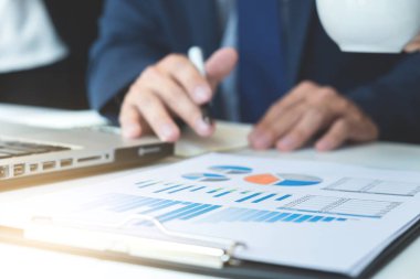 Çizelgeler ve grafikler yeni başlangıç project.discussion ve analiz verilerle çalışma iş takım toplantısı. Dijital tablet dizüstü bilgisayar kullanarak, iş mali ve muhasebe kavramı.