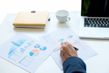 Dizüstü bilgisayar ve belgeler onun ofisinde çalışan iş adamı 