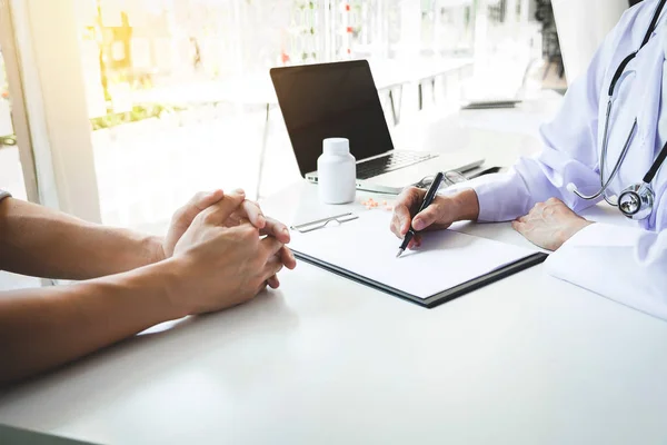 Salud y Concepto Médico, paciente escuchando atentamente a un — Foto de Stock