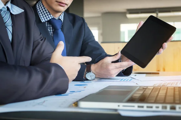 Imagens de empresário tendo uma reunião no escritório usando t digital — Fotografia de Stock