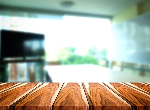 Enfoque seleccionado mesa de madera marrón vacía y sala de reuniones o trabajo de oficina imagen de fondo borrosa. para su fotomontaje o visualización del producto . — Foto de Stock