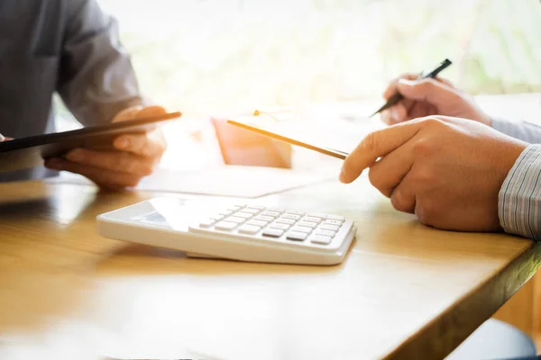 Lagarbete process, närbild av två business kollega möte att diskutera den nya business strategi projektplanen med digital Tablet PC och laptop. Briefing, brainstorming, consulting. — Stockfoto