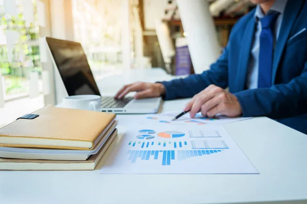 Verksamhet man arbetar på kontor med laptop och dokument på hans skrivbord. Analysera planer, papper, händer tangentbord, affärsidé. — Stockfoto