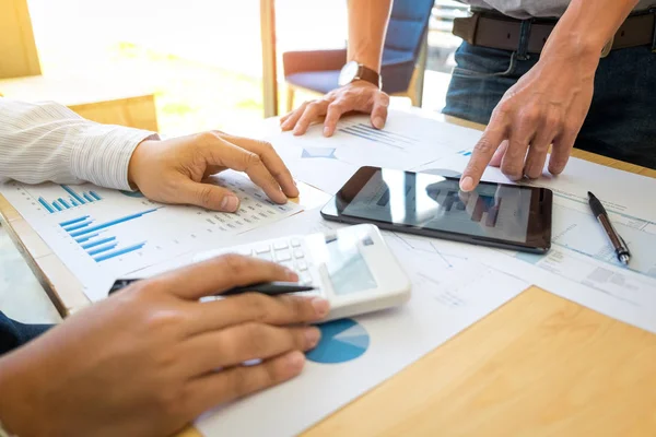 nahaufnahme der hnde mit digital tablette zwei arbeitskollegen treffen diskutieren die geschftsstrategie auf holztisch - Mustererorterung nahaufnahme der hnde mit digital tablette zwei arbeitskollegen treffen diskutieren die geschftsstrategie auf holztisch - Mustererorterung