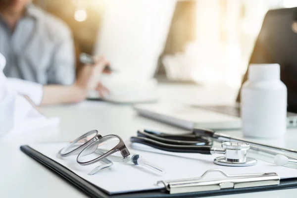 Concepto de salud y medicina, paciente escuchando atentamente a una doctora explicando los síntomas del paciente o haciendo una pregunta mientras discuten el papeleo juntos en una consulta . — Foto de Stock