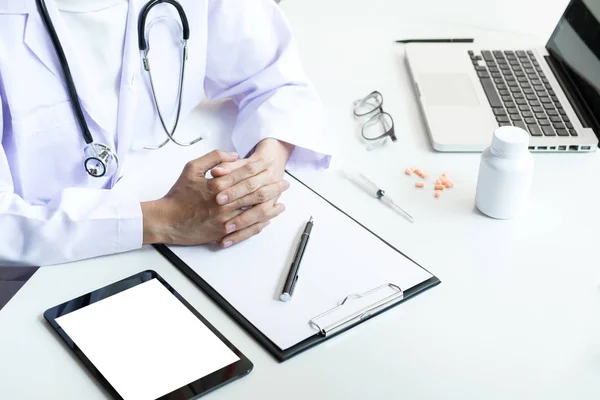 Cuidados de saúde e conceito médico, mão médica feminina segurar no clipe — Fotografia de Stock