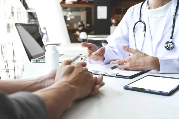 Cuidados de saúde e conceito médico, paciente ouvindo atentamente a um — Fotografia de Stock