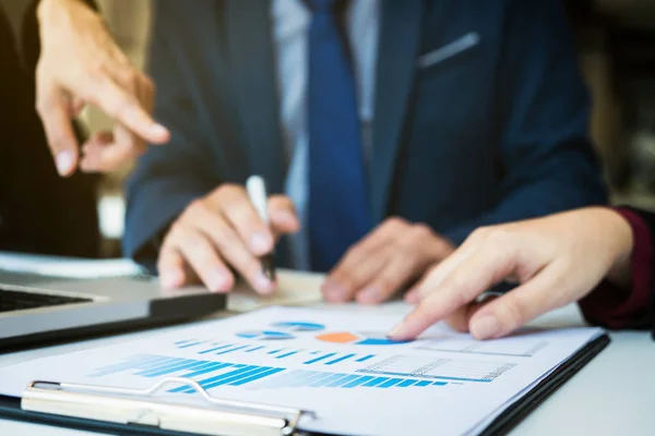 Reunión del equipo empresarial trabajando con el nuevo proyecto de startup. Discusio — Foto de Stock