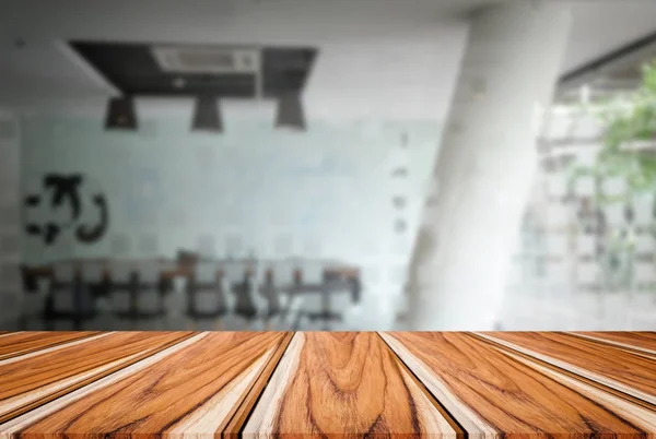 Enfoque seleccionado mesa de madera marrón vacía y sala de reuniones o offi — Foto de Stock
