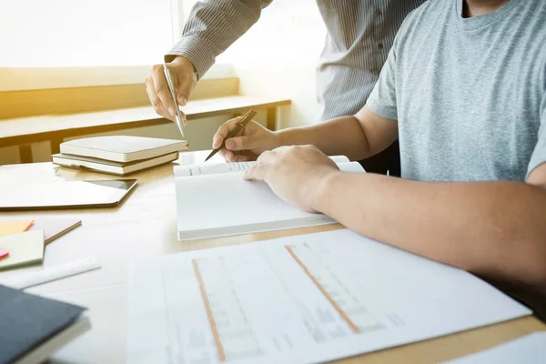 Educación, enseñanza, aprendizaje y concepto de personas. Dos bachillerato — Foto de Stock