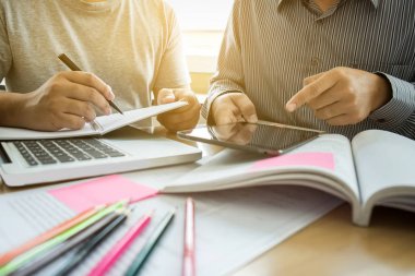 Eğitim, öğretim, öğrenme, teknoloji ve insan kavramı. Tw