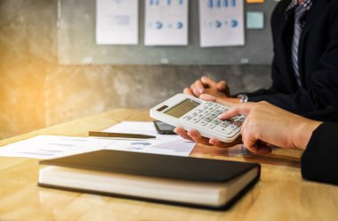 İş yürütme hesap makinesi tanıtımı meslektaşım için işaret