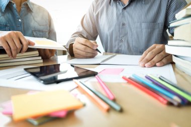 Eğitim, öğretim, öğrenme ve insanlar kavramı. İki yüksek schoo