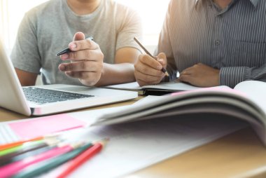 Eğitim, öğretim, öğrenme, teknoloji ve insan kavramı. Tw