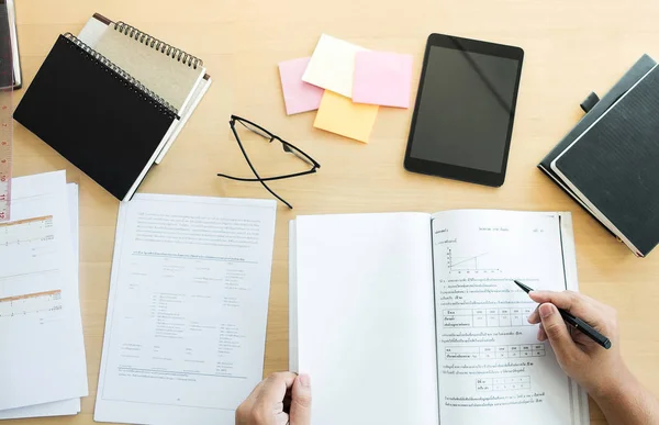 Primer plano del estudio de las manos de los estudiantes escribiendo en el libro durante la conferencia — Foto de Stock