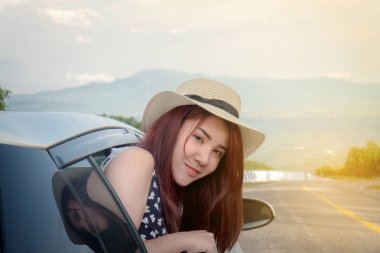 Rahat mutlu traveler, genç güzel Asya gilr th dışarı yalın
