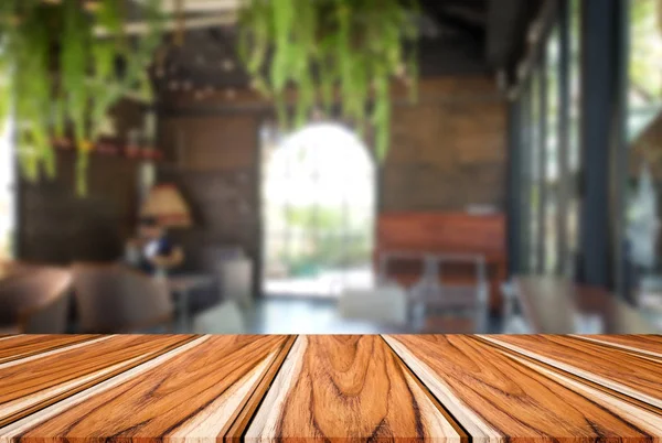 Fokus yang dipilih adalah meja kayu kosong dan kafe warung kopi atau — Stok Foto