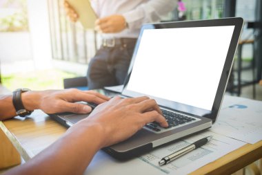 Bilgisayar labtop, iki iş meslektaşım kullanarak eller Close-Up 