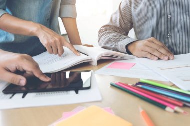 Eğitim, öğretim, öğrenme, teknoloji ve insan kavramı. Gr