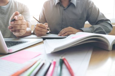 Eğitim, öğretim, öğrenme, teknoloji ve insan kavramı. Tw