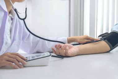 Ölçme varlık yetkili özenli doktor tansiyon Pat
