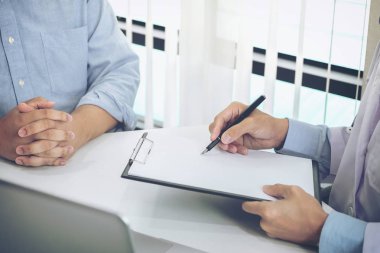 P danışmanlık sırasında bir geçmişi formu doldurarak doktorun yakın çekim