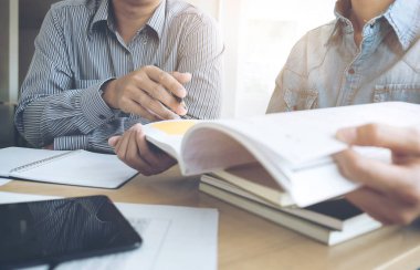 Eğitim, öğretim, öğrenme, teknoloji ve insan kavramı. Tw