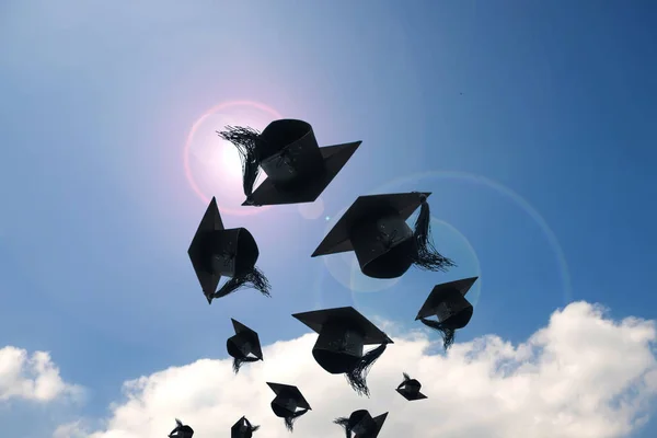 Graduatiedag, beelden van afstuderen Caps of hoed gooien in de — Stockfoto