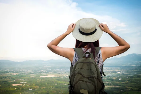 Viajante feliz relaxado, jovem viajante Hipster mulher com backpa — Fotografia de Stock