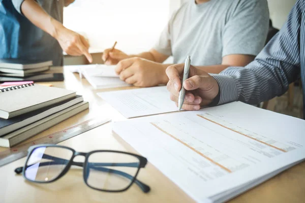 Eğitim, öğretim, öğrenme ve insanlar kavramı. Yüksek grup 