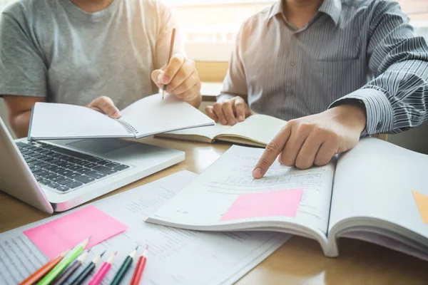 Onderwijs, onderwijs, leren, technologie en mensen concept. TW — Stockfoto