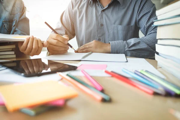 Concepto de educación, enseñanza, aprendizaje, tecnología y personas. Tw — Foto de Stock