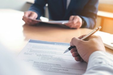 Bir iş görüşmesi ve businessma sırasında bir devam okuma icra