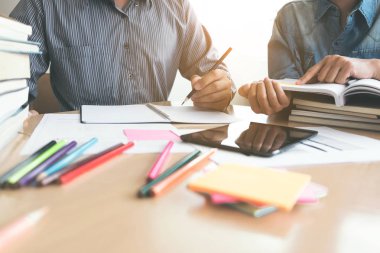 Eğitim, öğretim, öğrenme, teknoloji ve insan kavramı. Tw